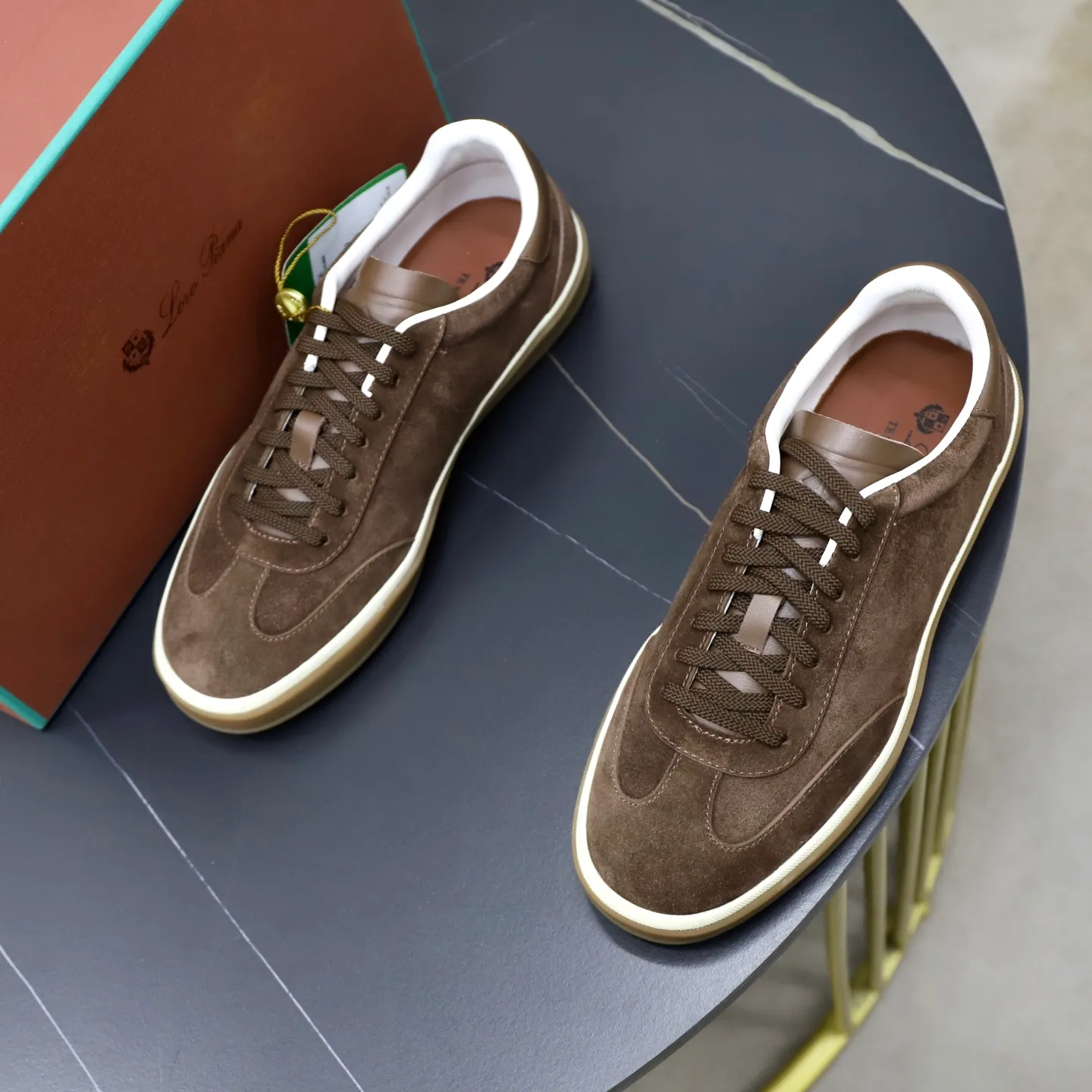 Ex-factory price: 560💰Loro Riana men’s moral training sneakers! Made from high-quality materials and designed in a low-cut silhouette, it offers an elegant and stylish look that's suitable for year-round wear. The unique double-layer sole aesthetic design, caramel cup-shaped outsole is decorated with off-white rubber trim, creating an attractive color combination. Pair with tailored pieces or jeans for a sophisticated yet casual look. The heel is decorated with soft cow leather tongue with Kummel color inserts and cotton laces with embossed LP logo. Upper: cow split suede. Lining: original thickened soft sheepskin. Size: 38-39-40-41-42-43-44 (customized in 45.46)